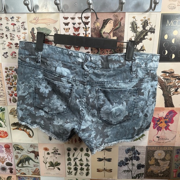 Size 9 Material girl jean shorts. Rose design. Great condition. - Picture 2 of 3